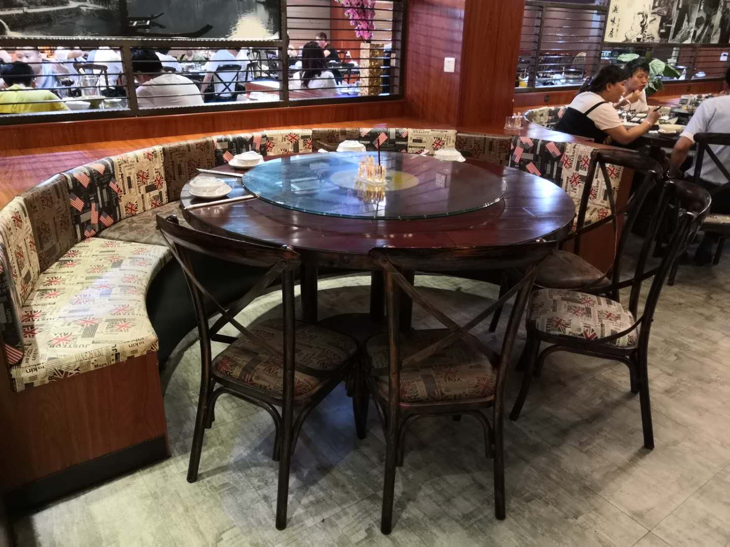 主题餐厅桌椅